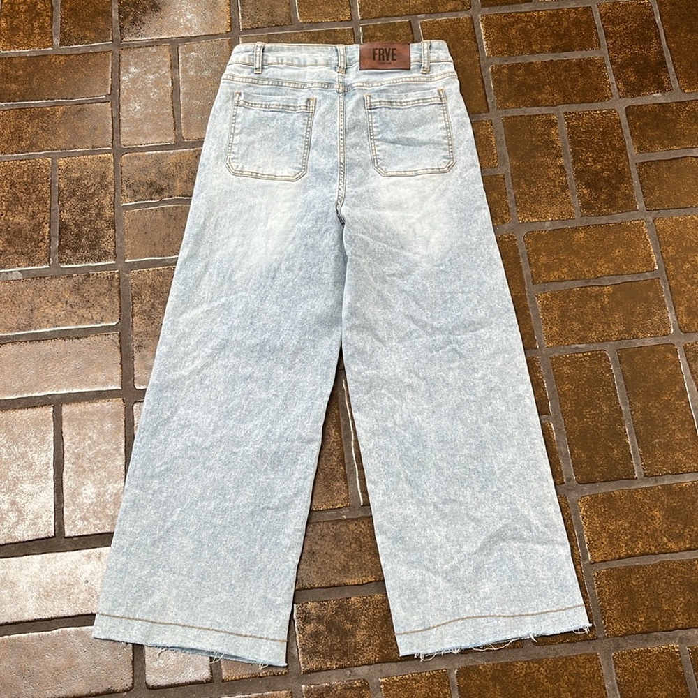 Frye Light Wash High-Rise Patch Pocket Cropped Wide Leg Jean - Picture 2 of 12